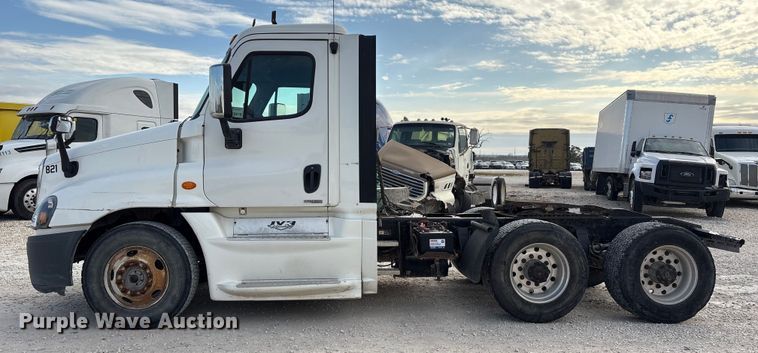 image for item YA1363 2017 Freightliner Cascadia semi truck