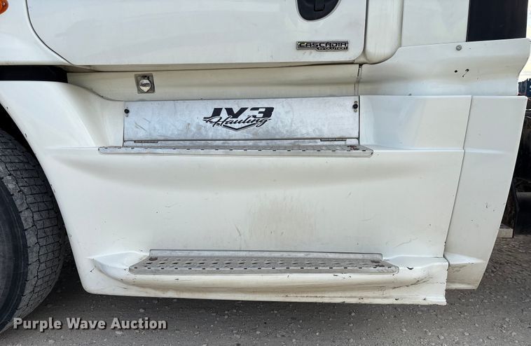 image for item YA1363 2017 Freightliner Cascadia semi truck