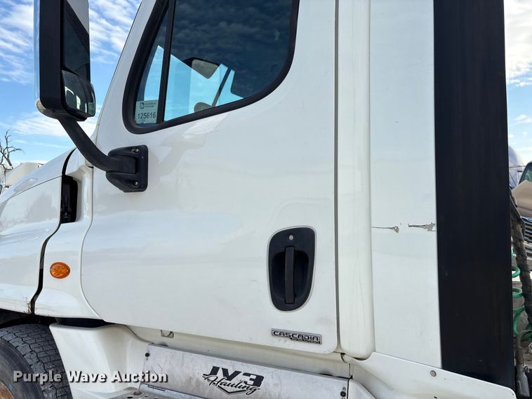 image for item YA1363 2017 Freightliner Cascadia semi truck