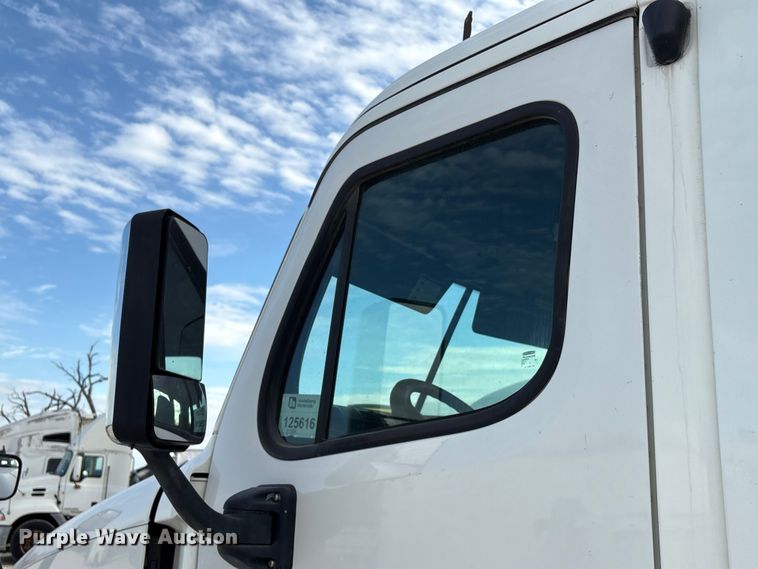 image for item YA1363 2017 Freightliner Cascadia semi truck