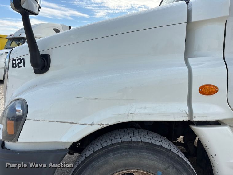 image for item YA1363 2017 Freightliner Cascadia semi truck