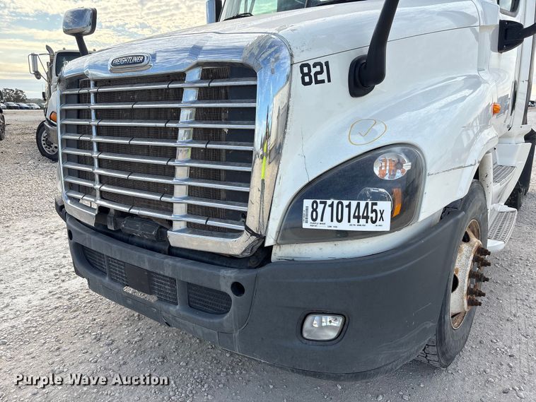 image for item YA1363 2017 Freightliner Cascadia semi truck