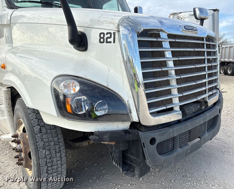 image for item YA1363 2017 Freightliner Cascadia semi truck