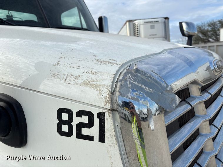 image for item YA1363 2017 Freightliner Cascadia semi truck