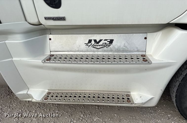 image for item YA1363 2017 Freightliner Cascadia semi truck