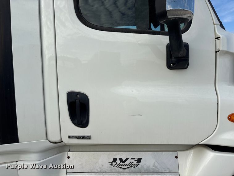 image for item YA1363 2017 Freightliner Cascadia semi truck