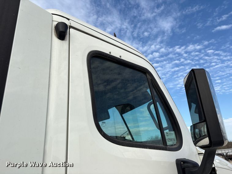 image for item YA1363 2017 Freightliner Cascadia semi truck