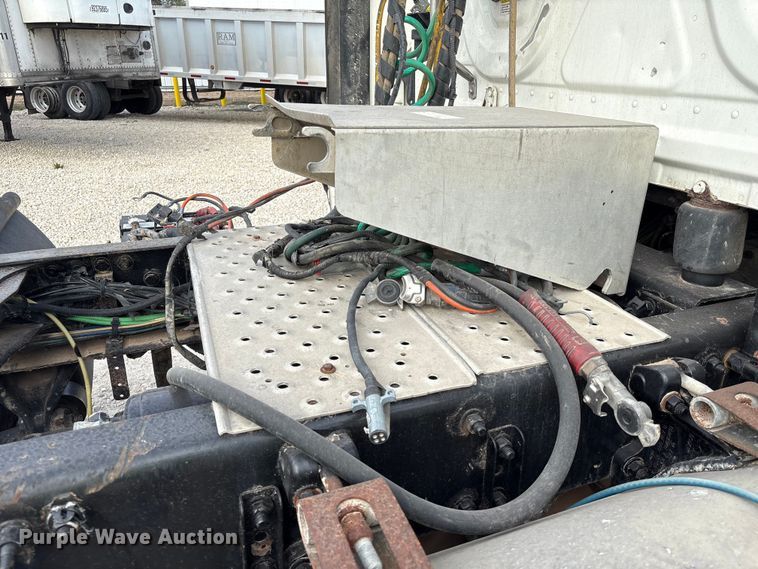 image for item YA1363 2017 Freightliner Cascadia semi truck