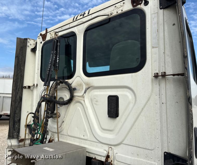 image for item YA1363 2017 Freightliner Cascadia semi truck