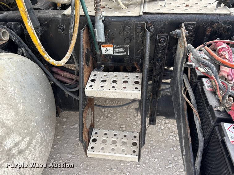 image for item YA1363 2017 Freightliner Cascadia semi truck