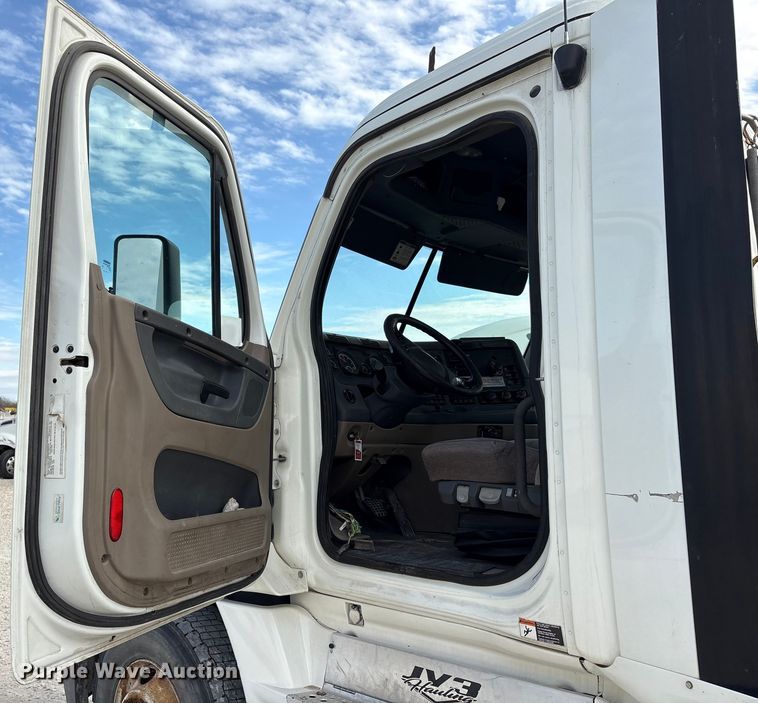 image for item YA1363 2017 Freightliner Cascadia semi truck