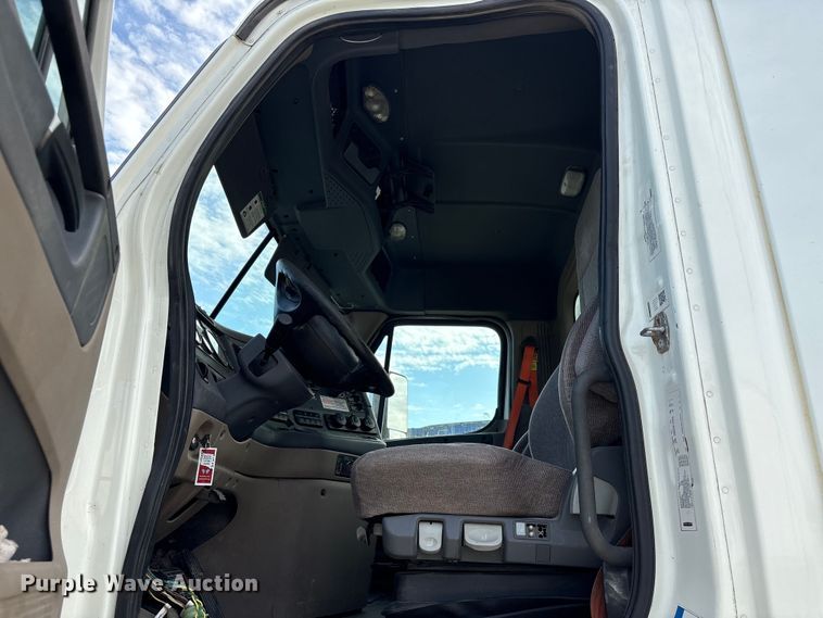 image for item YA1363 2017 Freightliner Cascadia semi truck