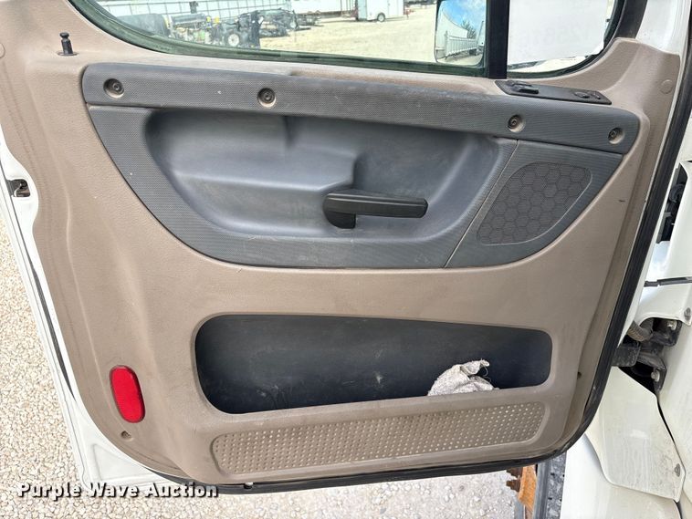 image for item YA1363 2017 Freightliner Cascadia semi truck