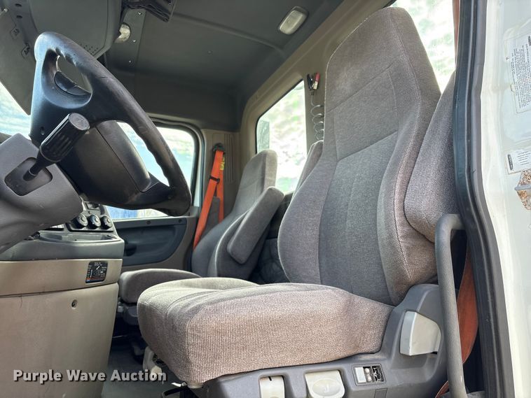 image for item YA1363 2017 Freightliner Cascadia semi truck