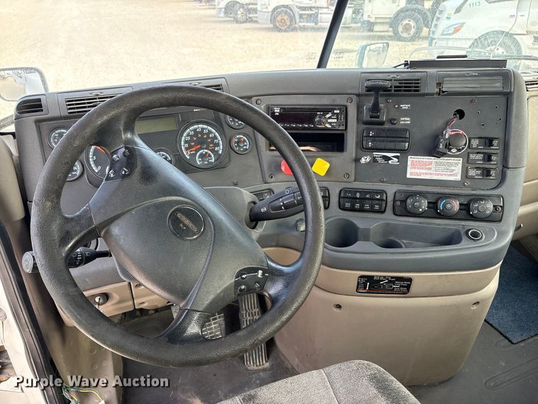 image for item YA1363 2017 Freightliner Cascadia semi truck