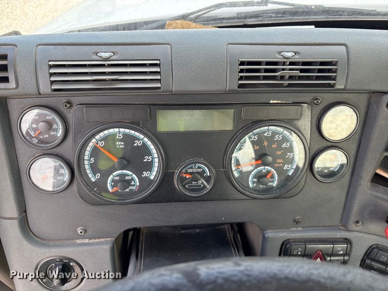 image for item YA1363 2017 Freightliner Cascadia semi truck