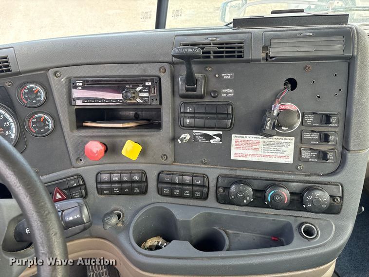 image for item YA1363 2017 Freightliner Cascadia semi truck