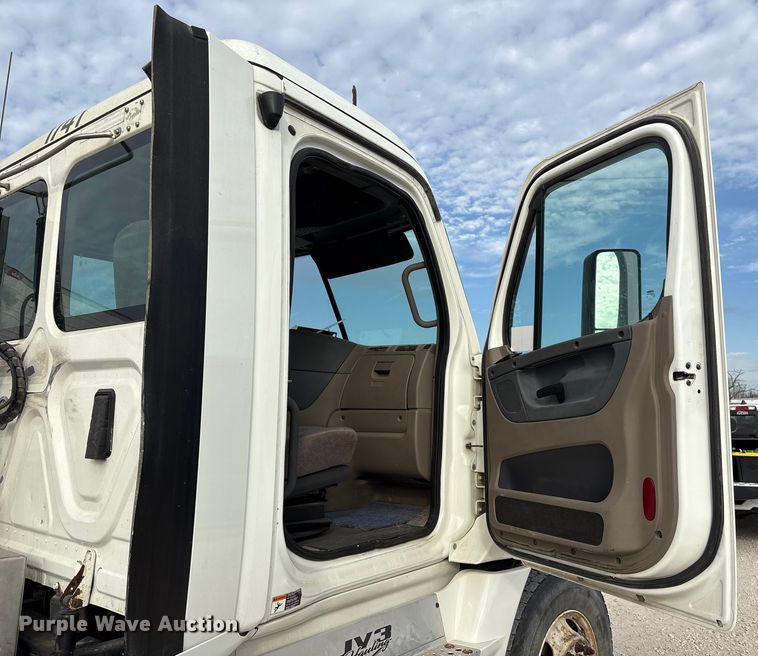 image for item YA1363 2017 Freightliner Cascadia semi truck