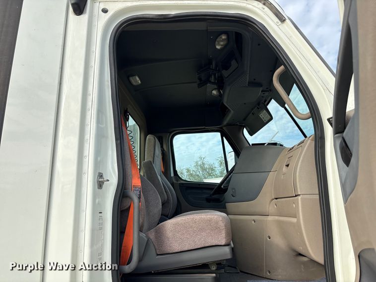 image for item YA1363 2017 Freightliner Cascadia semi truck