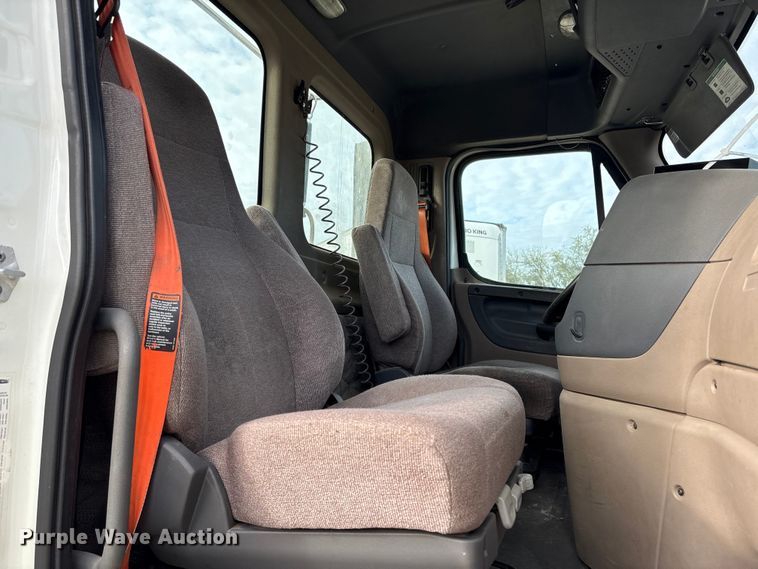 image for item YA1363 2017 Freightliner Cascadia semi truck