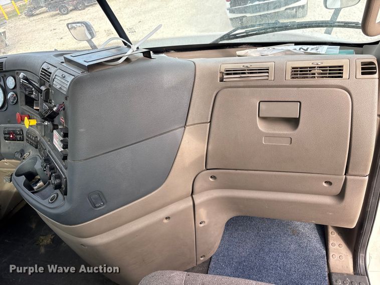 image for item YA1363 2017 Freightliner Cascadia semi truck