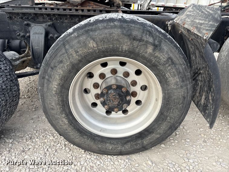 image for item YA1363 2017 Freightliner Cascadia semi truck