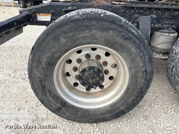 image for item YA1363 2017 Freightliner Cascadia semi truck