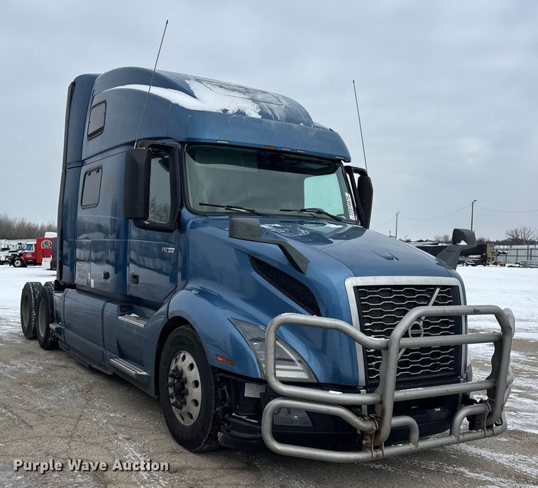 image for item YA1367 2020 Volvo VNL semi truck