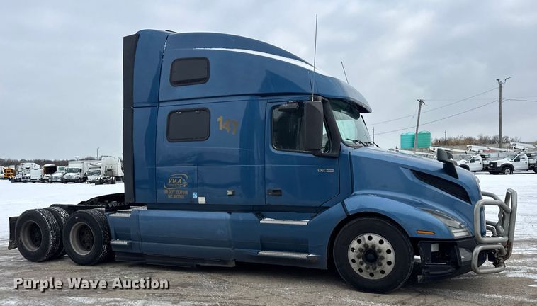 image for item YA1367 2020 Volvo VNL semi truck