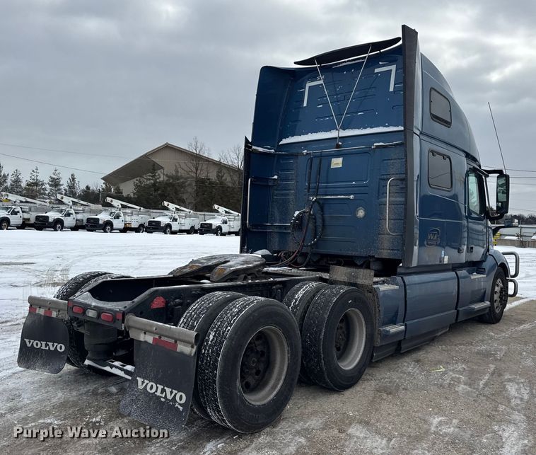 image for item YA1367 2020 Volvo VNL semi truck