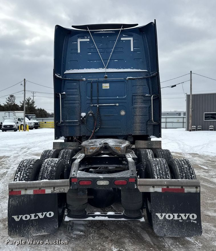 image for item YA1367 2020 Volvo VNL semi truck