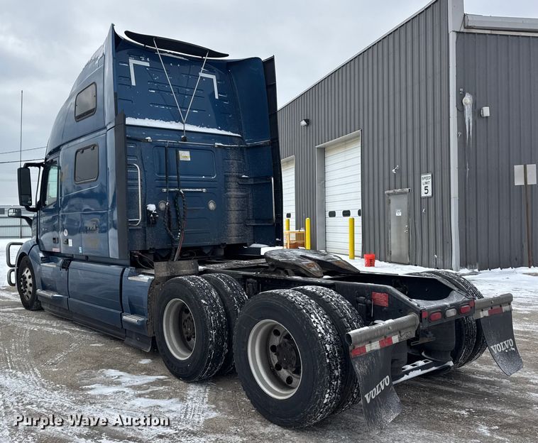 image for item YA1367 2020 Volvo VNL semi truck