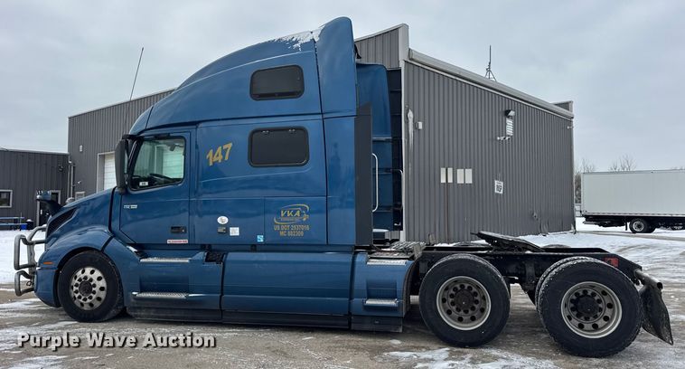 image for item YA1367 2020 Volvo VNL semi truck