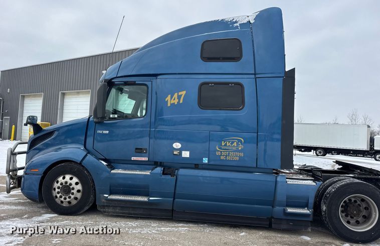image for item YA1367 2020 Volvo VNL semi truck