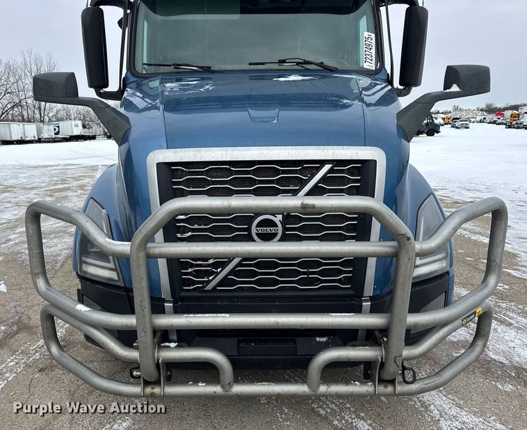 image for item YA1367 2020 Volvo VNL semi truck