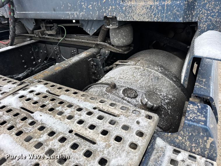 image for item YA1367 2020 Volvo VNL semi truck