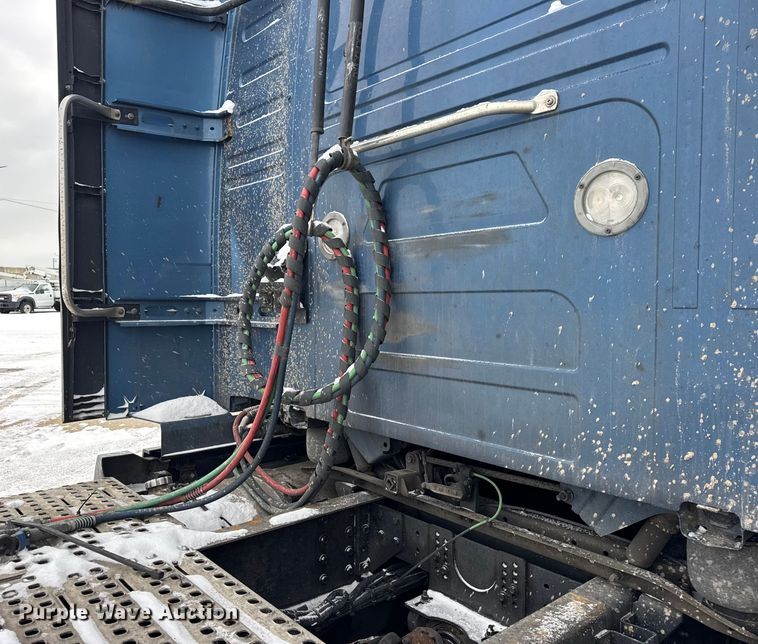 image for item YA1367 2020 Volvo VNL semi truck