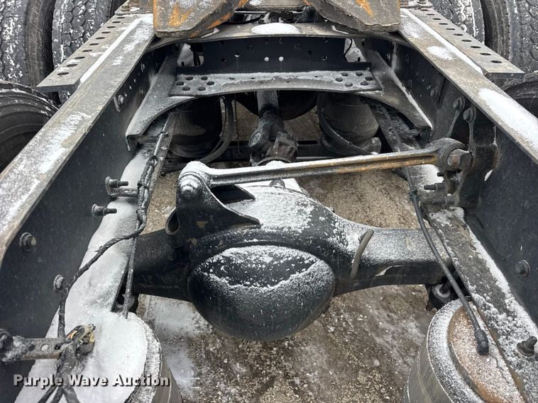 image for item YA1367 2020 Volvo VNL semi truck