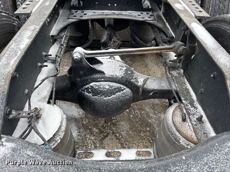 image for item YA1367 2020 Volvo VNL semi truck