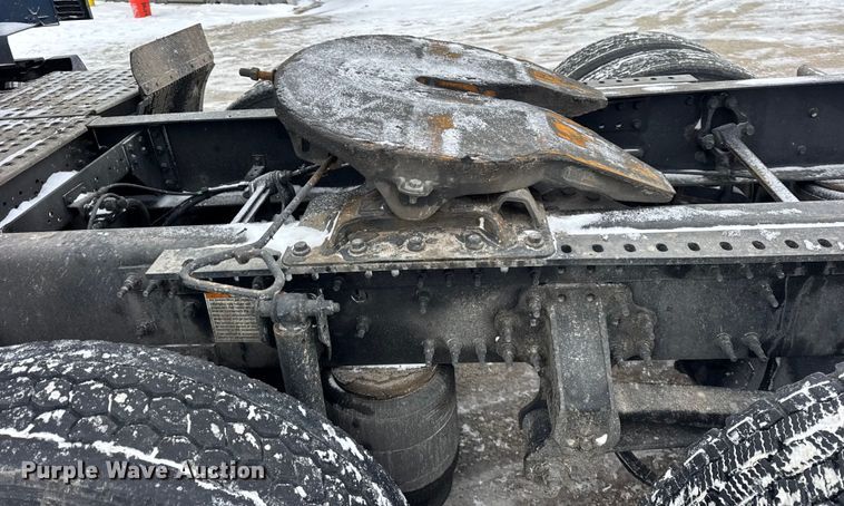 image for item YA1367 2020 Volvo VNL semi truck