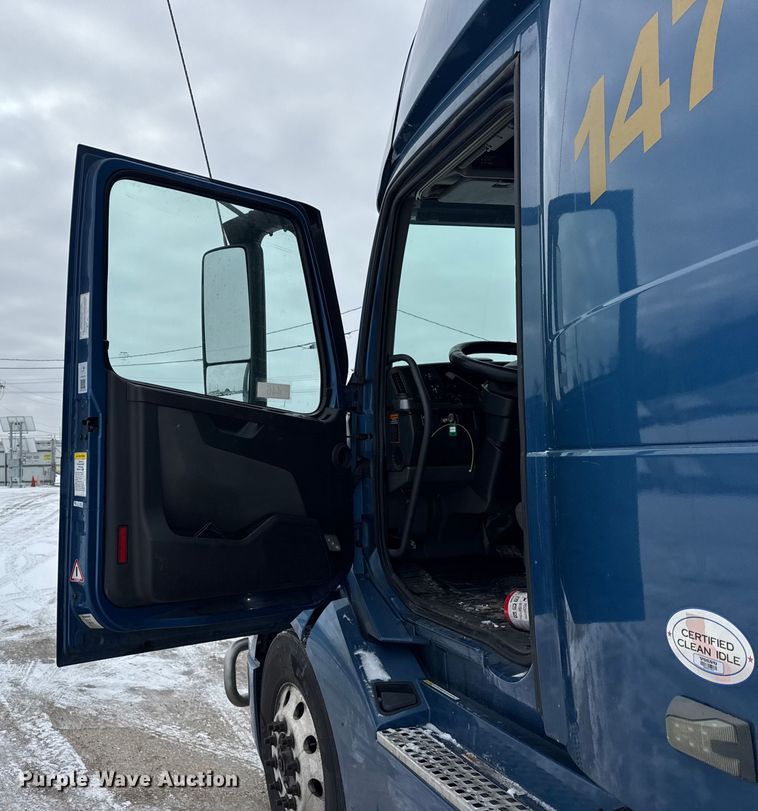 image for item YA1367 2020 Volvo VNL semi truck