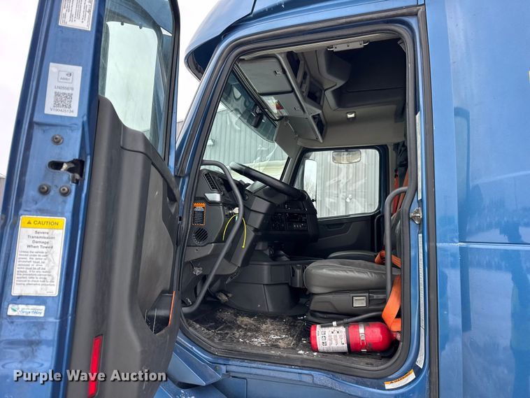 image for item YA1367 2020 Volvo VNL semi truck