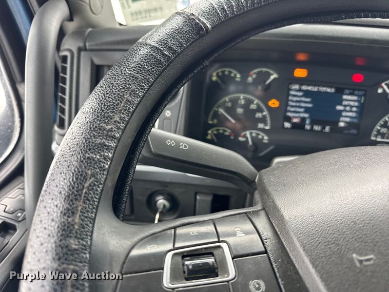 image for item YA1367 2020 Volvo VNL semi truck