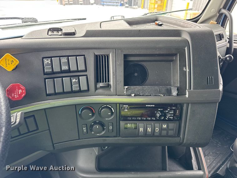 image for item YA1367 2020 Volvo VNL semi truck