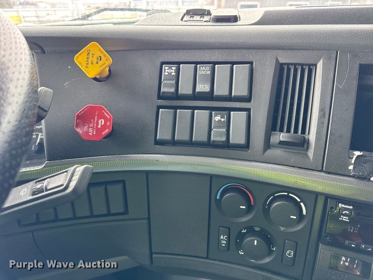 image for item YA1367 2020 Volvo VNL semi truck