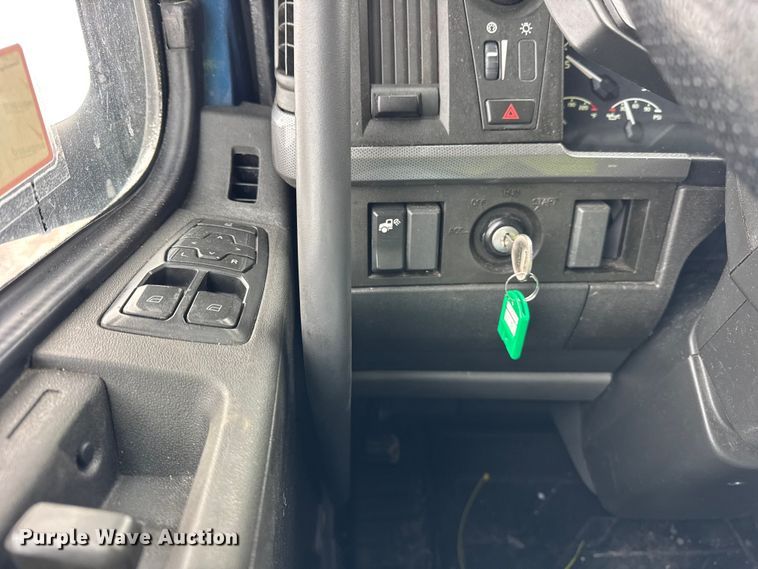 image for item YA1367 2020 Volvo VNL semi truck