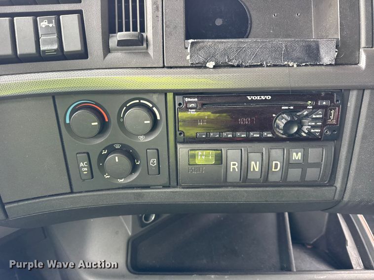 image for item YA1367 2020 Volvo VNL semi truck