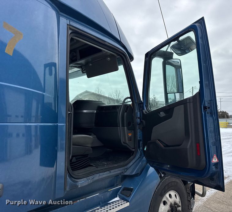 image for item YA1367 2020 Volvo VNL semi truck