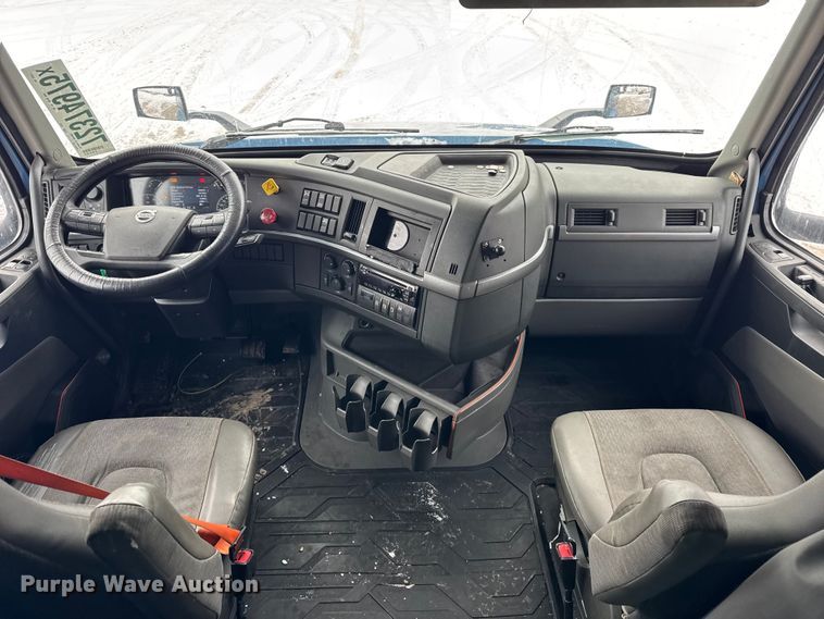 image for item YA1367 2020 Volvo VNL semi truck