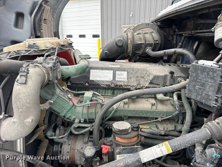 image for item YA1367 2020 Volvo VNL semi truck